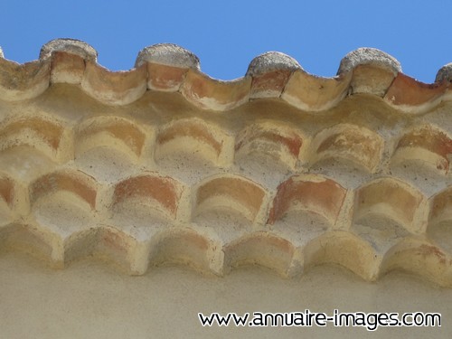 Débord de toit en tuiles cimentées