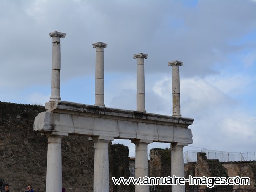 Quatre colonnes superposées à Pompéi.