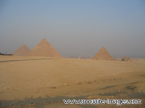 Trois pyramides de Gizeh en Egypte