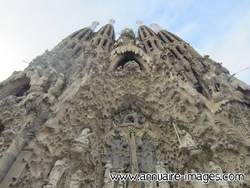 Fronton avec ses quatre flèches Sagrada Familia Barcelone