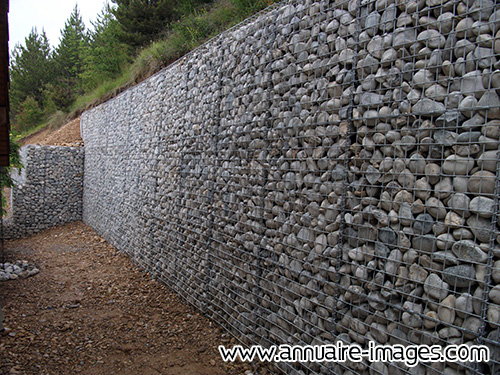 Gabion : mur en pierres à la verticale