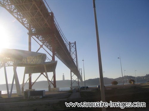 Vue sous le pont du 25 avril à Lisbonne