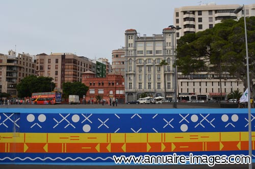 Mur décoré de soutènement au centre ville de Santa Cruz de Tenerife. Mur apportant de la gaîté dans la ville.