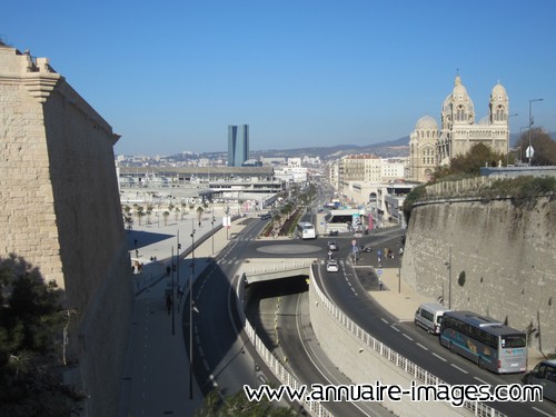 Vue de Marseille avec cathédrale Sainte-Marie Majeure