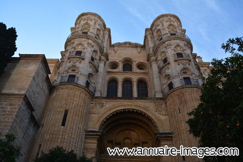 Fronton de la cathédrale de Malaga en Espagne