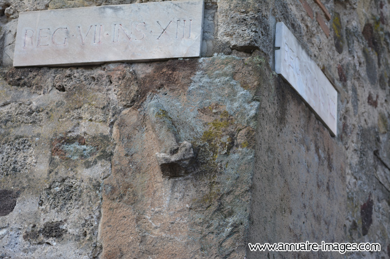 Pénis sculpté dans la pierre sur un mur à Pompéi.
