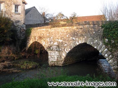 Pont de pierres à Louroux en Indre et Loire