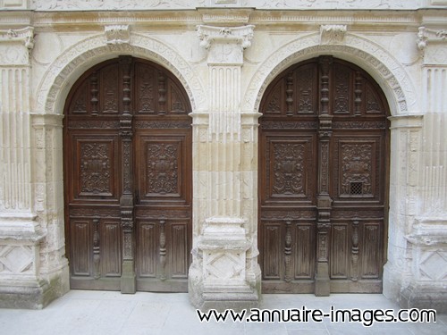 Deux portes en bois identiques 