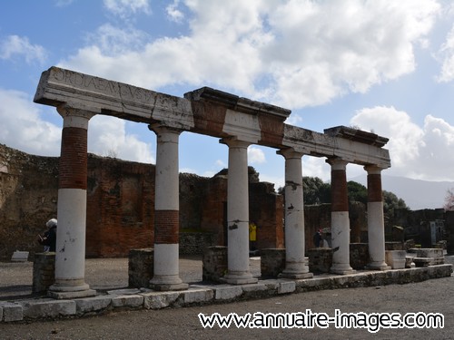 Six colonnes blanches et brique cité Pompéi