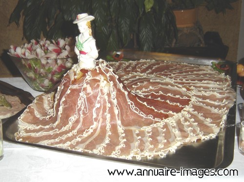 Plat décoratif fait d'une robe en jambon.