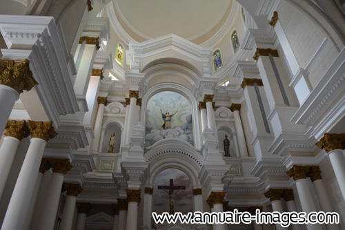 Chœur blanc de la cathédrale d'Ilheus au Brésil.