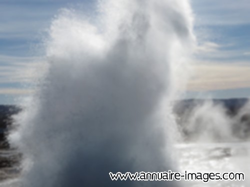 Gerbe d'eau verticale en Islande