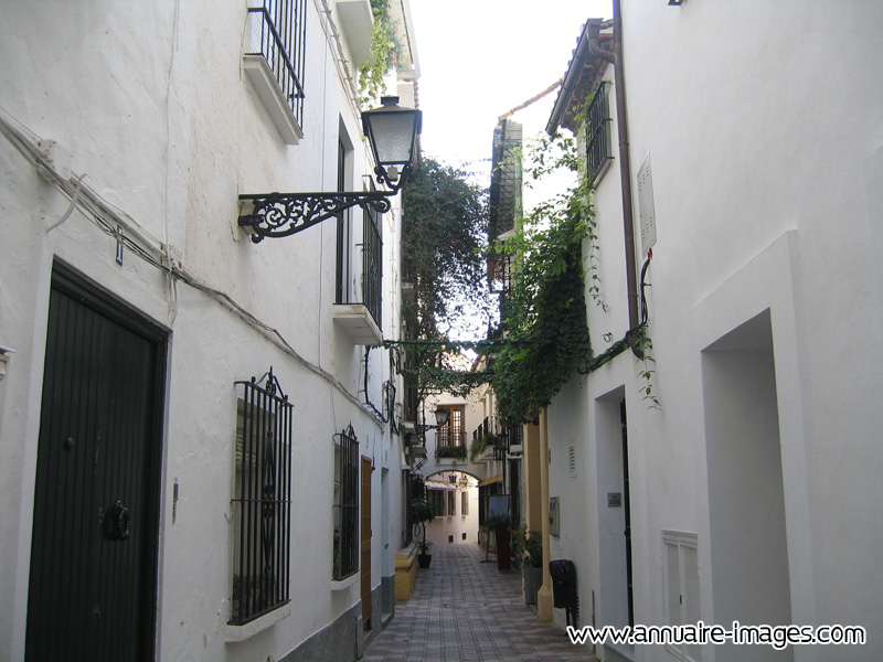 Rue blanche typique de Marbella