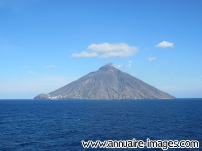 Volcan Stromboli vu de la mer au nord de la Sicile
