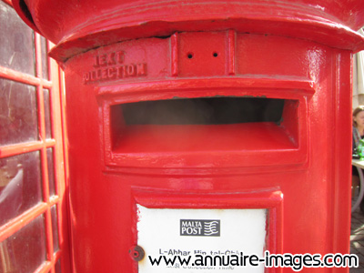 Boîte aux lettres rouge