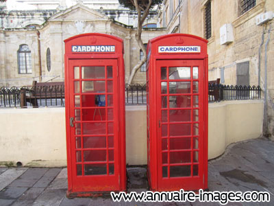 Deux cabines téléphoniques rouges