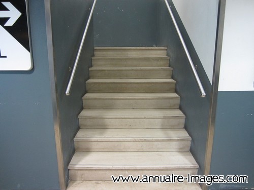 Escalier gris à rampes