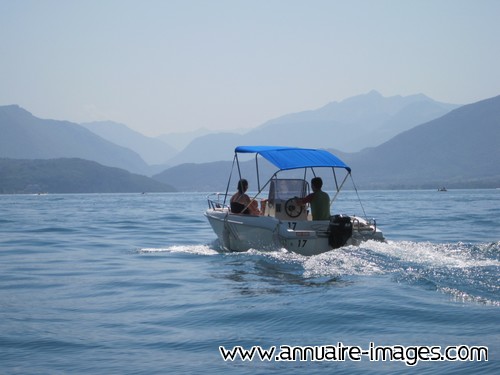 Bateau à moteur naviguant sur le lac d'Annecy
