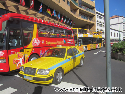 Car et taxi jaune à Madère
